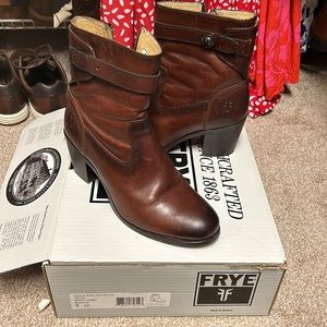 Size 9 women’s Frye boots